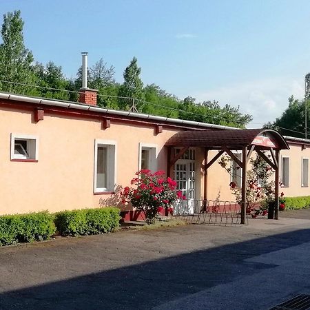 COLLINGO Belvárosi Szállás Kazincbarcika Esterno foto
