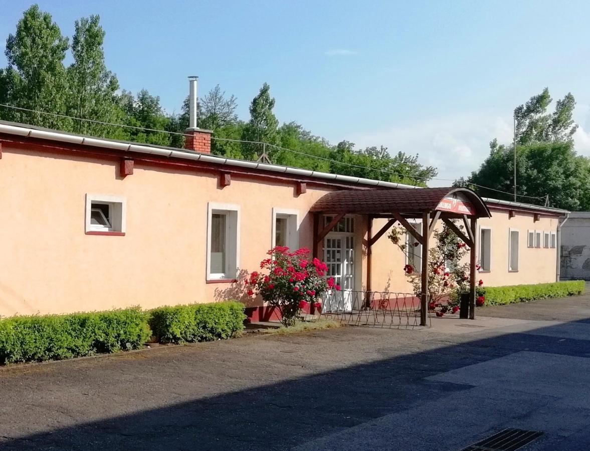 COLLINGO Belvárosi Szállás Kazincbarcika Esterno foto