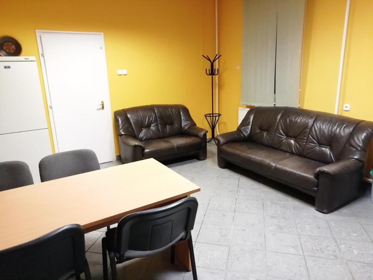 COLLINGO Belvárosi Szállás Kazincbarcika Esterno foto