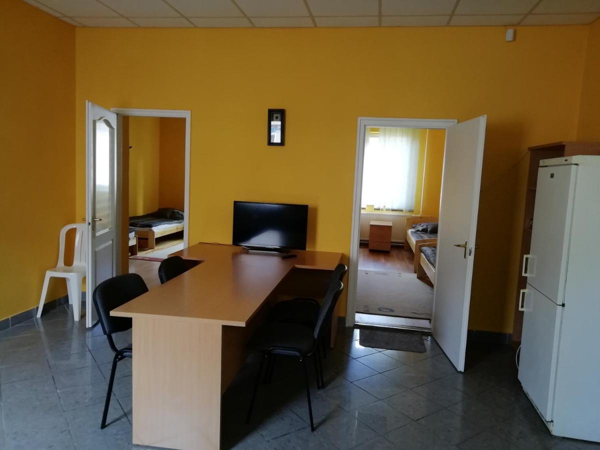 COLLINGO Belvárosi Szállás Kazincbarcika Esterno foto
