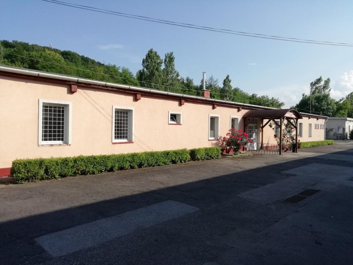 COLLINGO Belvárosi Szállás Kazincbarcika Esterno foto
