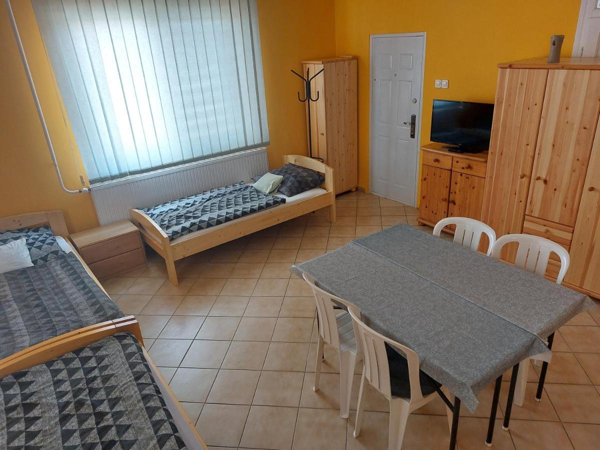 COLLINGO Belvárosi Szállás Kazincbarcika Esterno foto